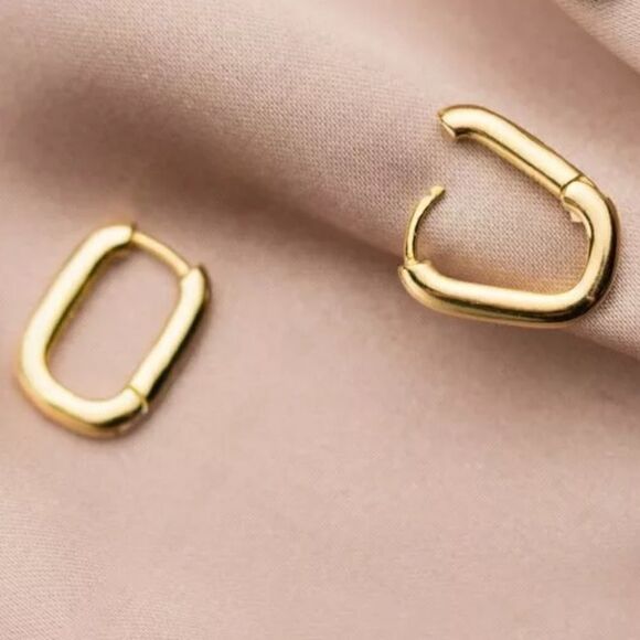 The Gold Geo Hoop. Dainty huggie earrings 18k 925 stamped - Picture 3 of 9